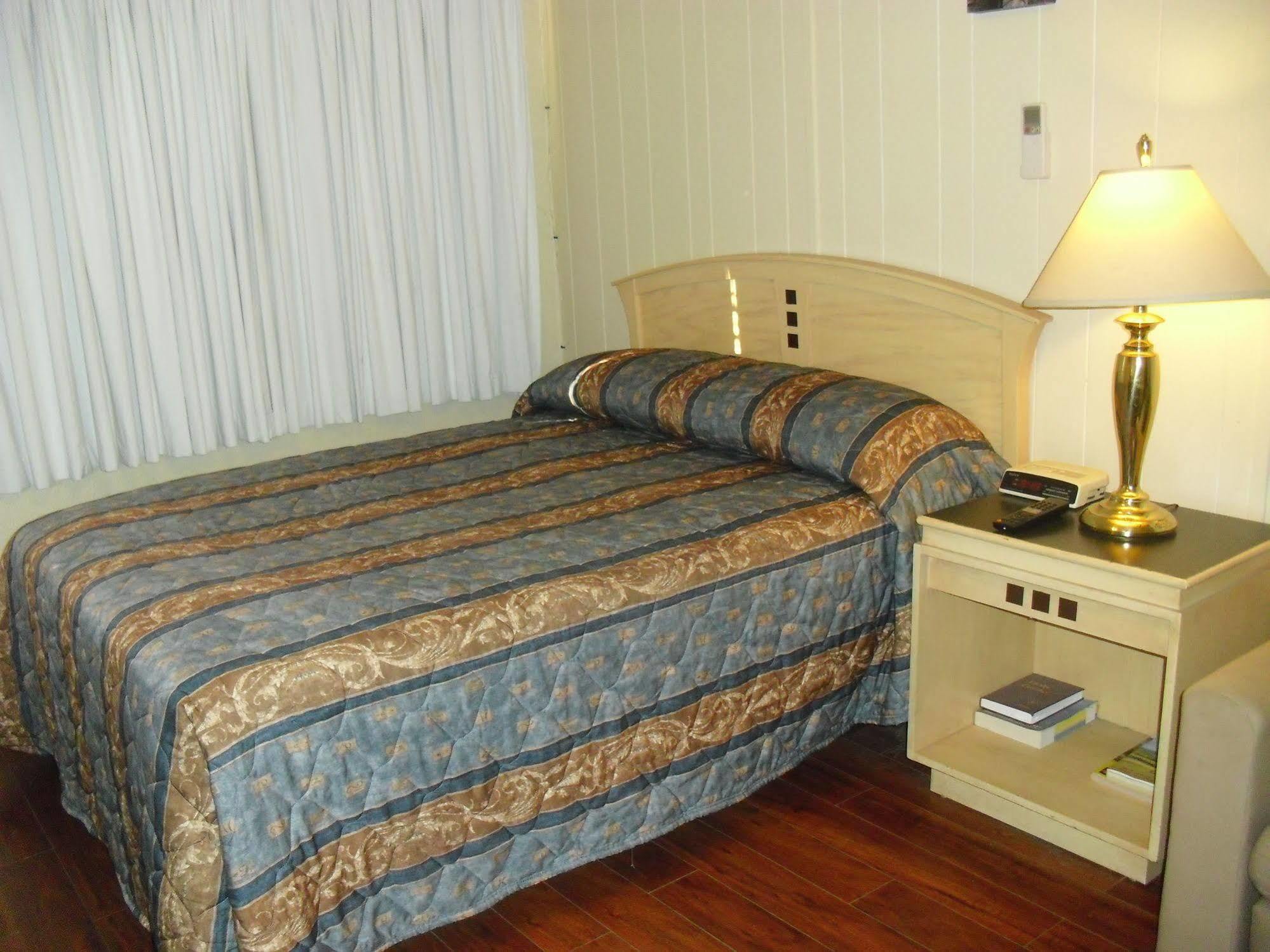 Stardust Motel Camrose Bagian luar foto
