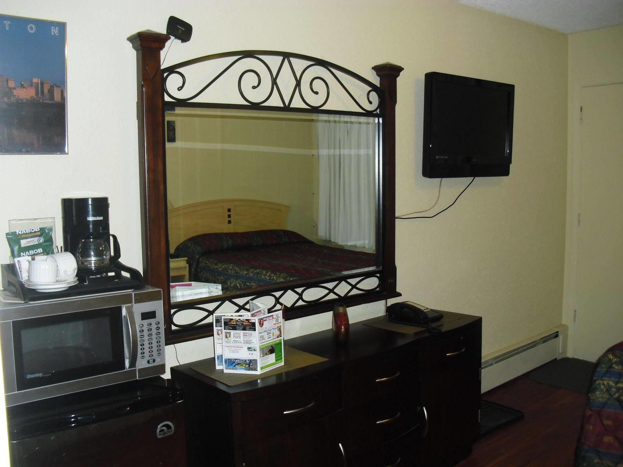 Stardust Motel Camrose Bagian luar foto