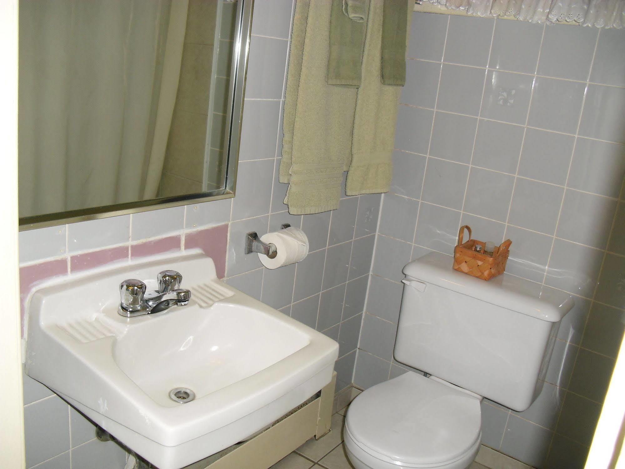 Stardust Motel Camrose Bagian luar foto